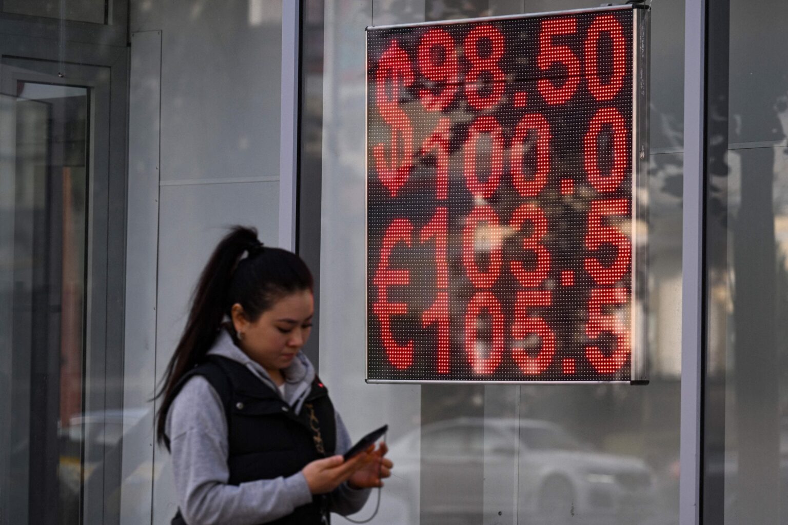 銀行は、ロシア経済が戦争が激化するにつれて急激な減速に直面していると警告する