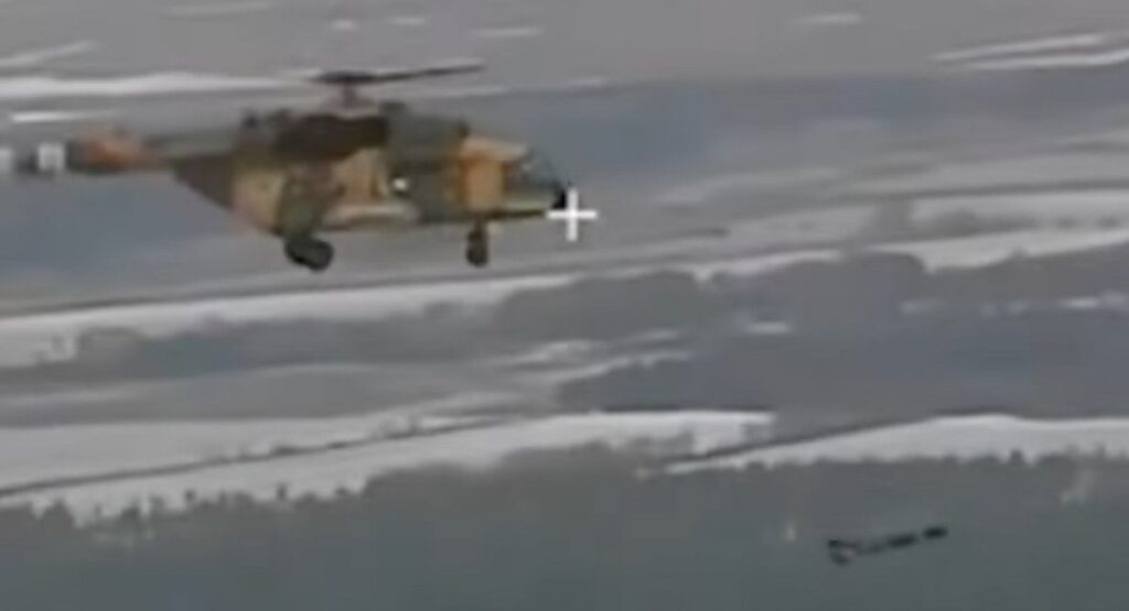 ウクライナのMI-17ヘリコプターが空襲中にロシアのシャープドローンを撃ちます（ビデオ）
