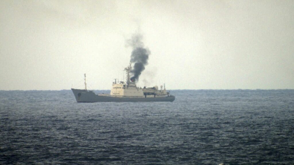 ロシアのスパイ船がシリアの海岸沖で火災を起こしたと当局者は言います。放送では、男性はしつこいです。私たちの船は困難ですので、あなたの距離を保ち、彼はラジオで別の容器に指示します。