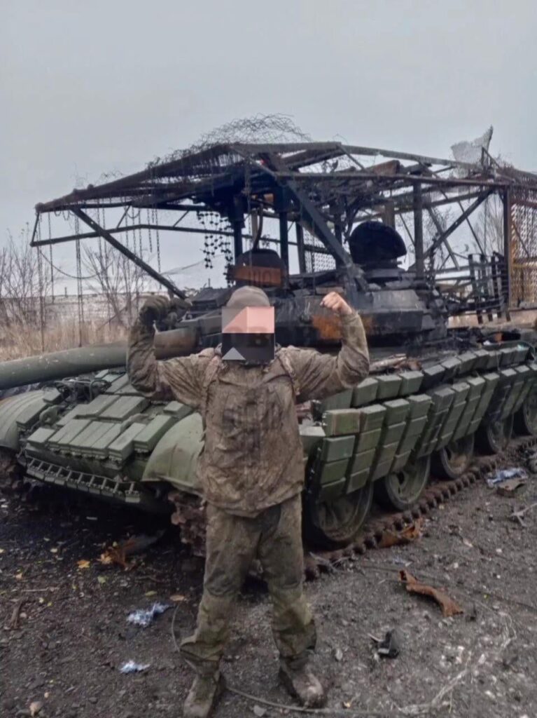 ドネツク・オブラストで、アンチドローン保護と爆発的な反応性装甲（ERA）を備えたロシアのT-62Mメインバトルタンク（MBT）を破壊して燃やしました。