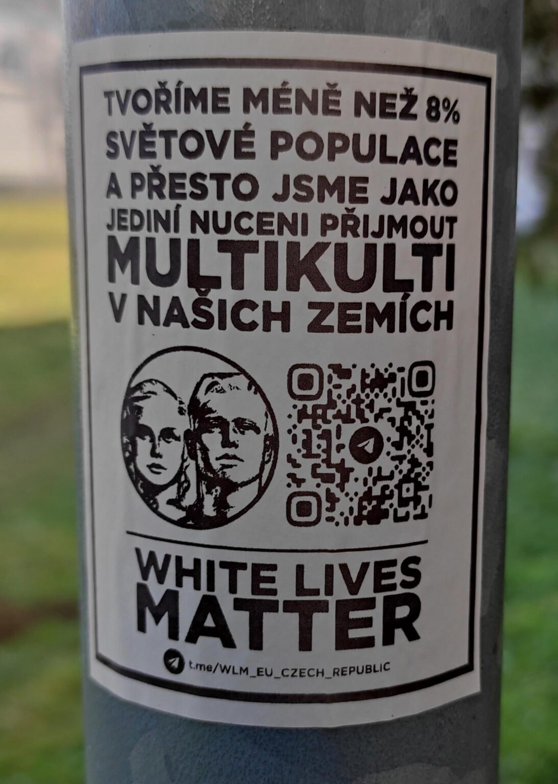 誰かがグループが街の周りのこれらのステッカーを改善するものを疑うのですか？ほぼすべての街灯です。