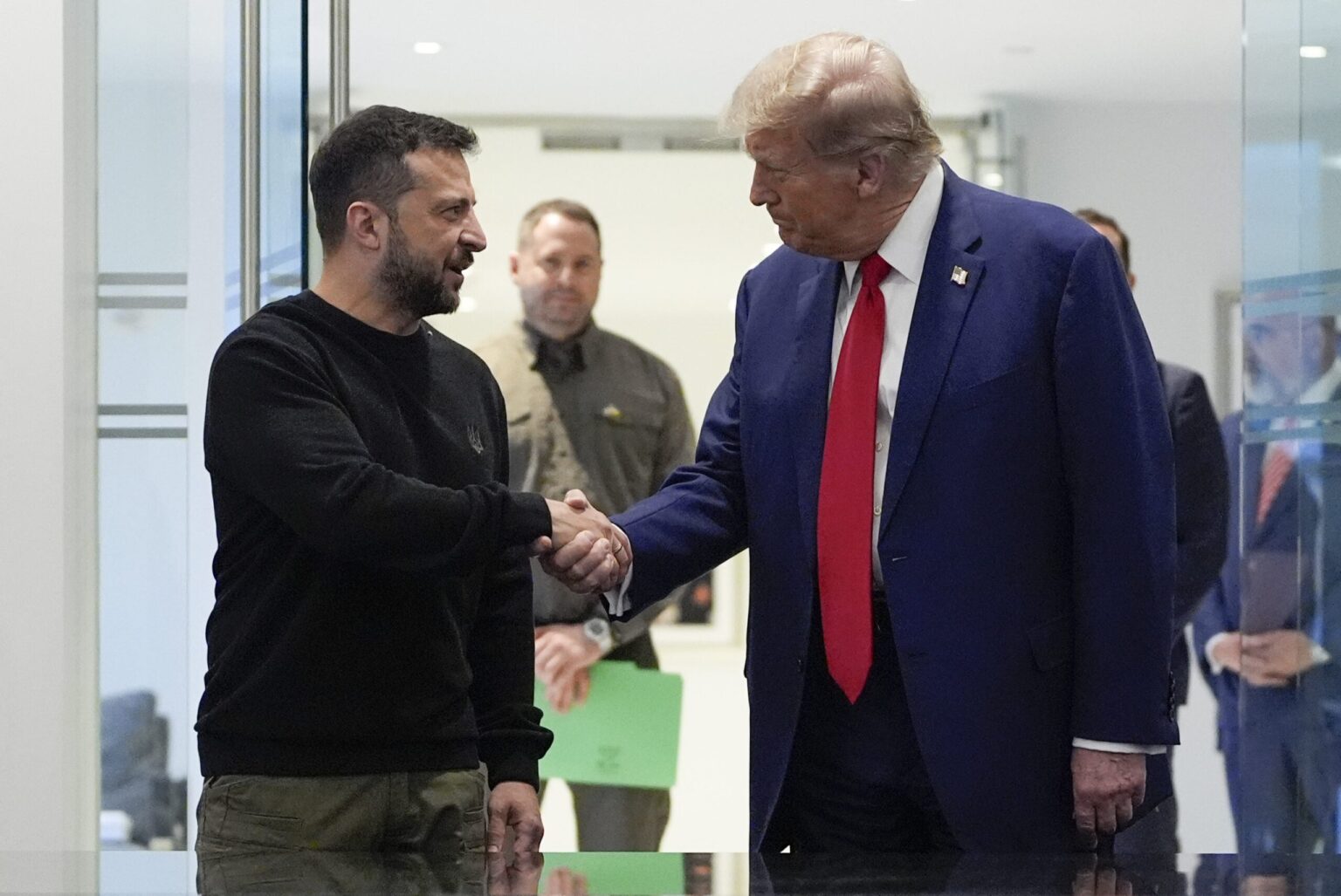 トランプは「独裁者」ゼレンスキーに弾道的になり、彼を戦争と「数百万」の死を非難します