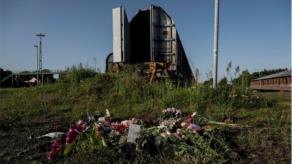 15歳のエミリアは、14センテナンスを閉鎖した青少年ケアを殺害しました