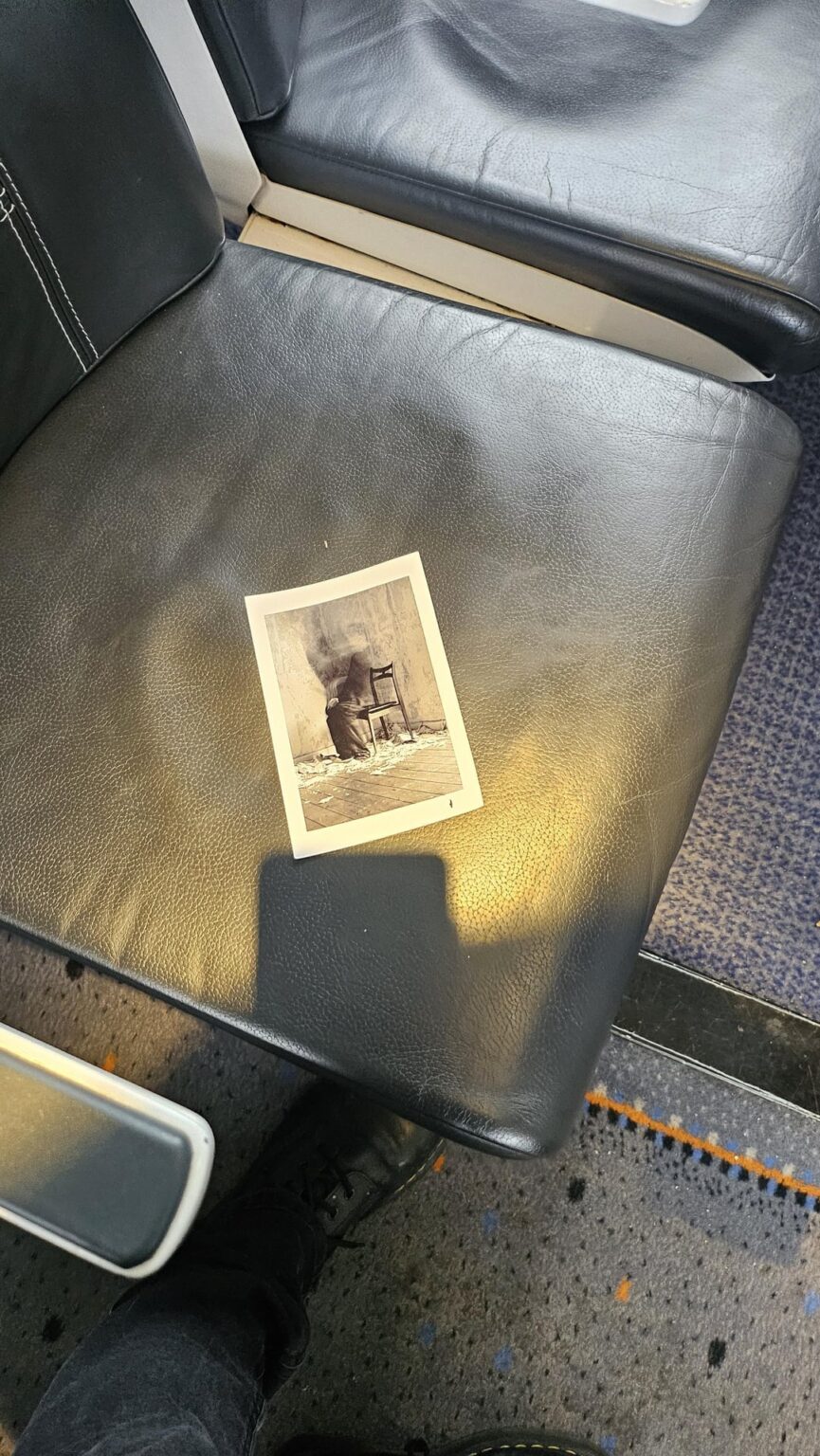 電車で奇妙な写真を見つけました