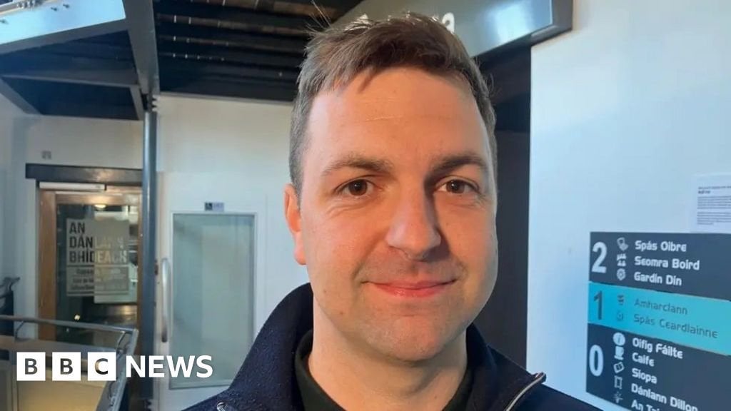 国境を越えた資金削減をめぐる最初のアイルランド語「ストライキ」-BBCニュース