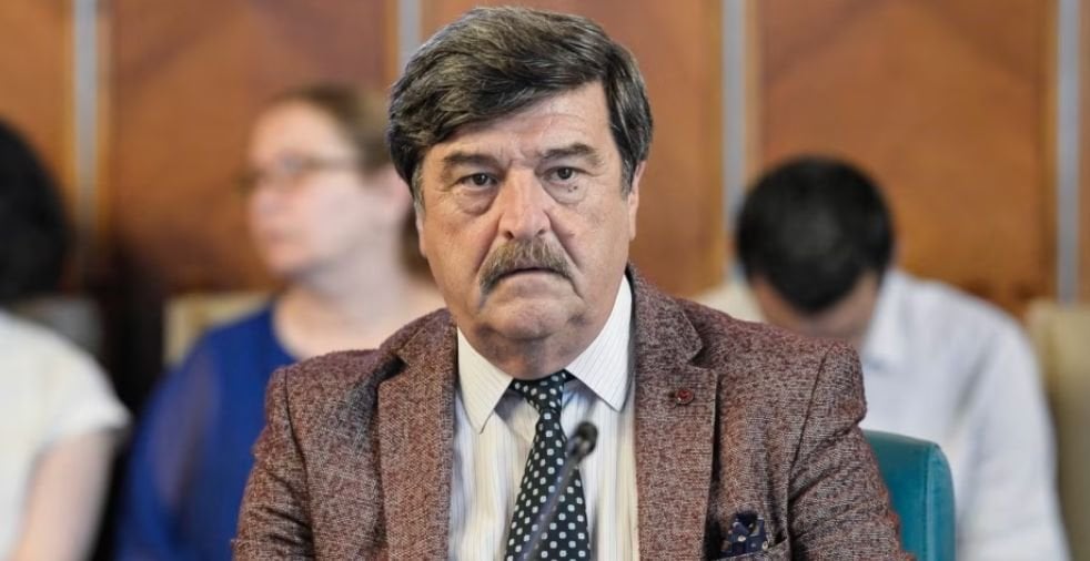 AEPのチーフであるトニ・グレブラは、選挙キャンペーンでお金を受け取ったことを自己明白にしている人々について次のように述べています。「私はサービスから情報を受け取りませんでした。 AEPをしたいですか？」