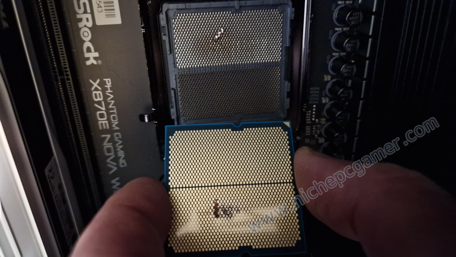 焼損したRyzen 7 9800X3DとAM5ソケット