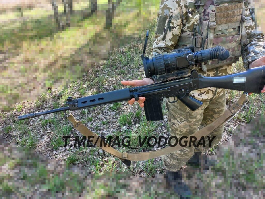 FN FALと熱範囲を備えたウクライナのオペレーター