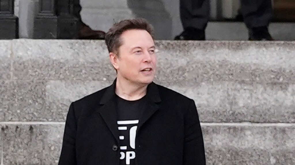 カナダの請願書は、イーロン・マスク市民権の取り消しを推進しています
