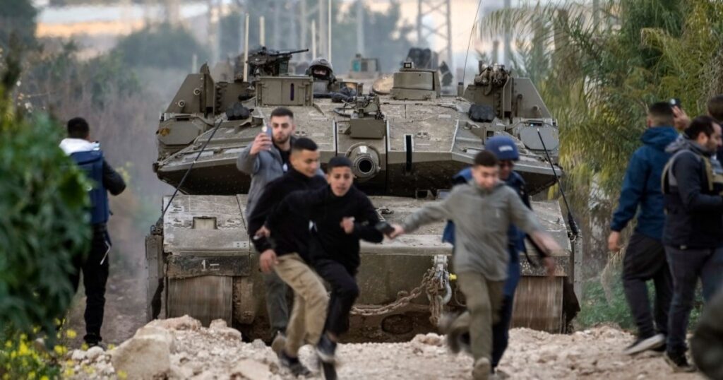 イスラエルは数十年ぶりに初めて西岸に戦車を送ります、と逃げるパレスチナ人は戻ることができないと言います
