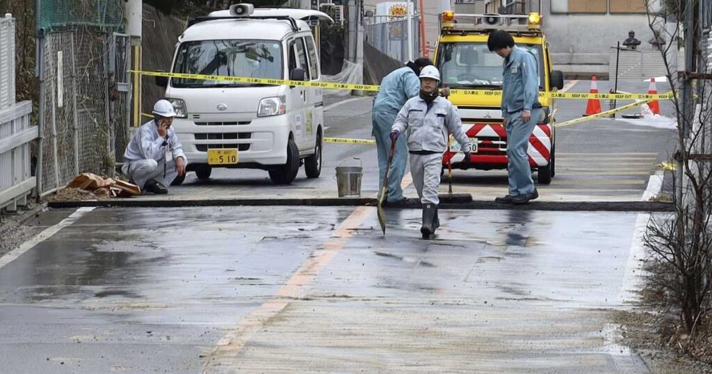大阪・堺の水道管相次いで破損し道路に水、段差も 老朽化原因か 市が調査