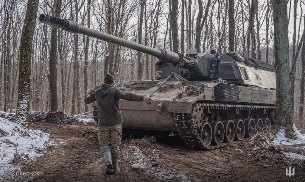 ウクライナ軍のヘットマン・タラス・トリアシルにちなんで名付けられた第43回別々の砲兵旅団から、Panzerhaubitze 2000（155mm）自己散布how弾砲（SPH）。