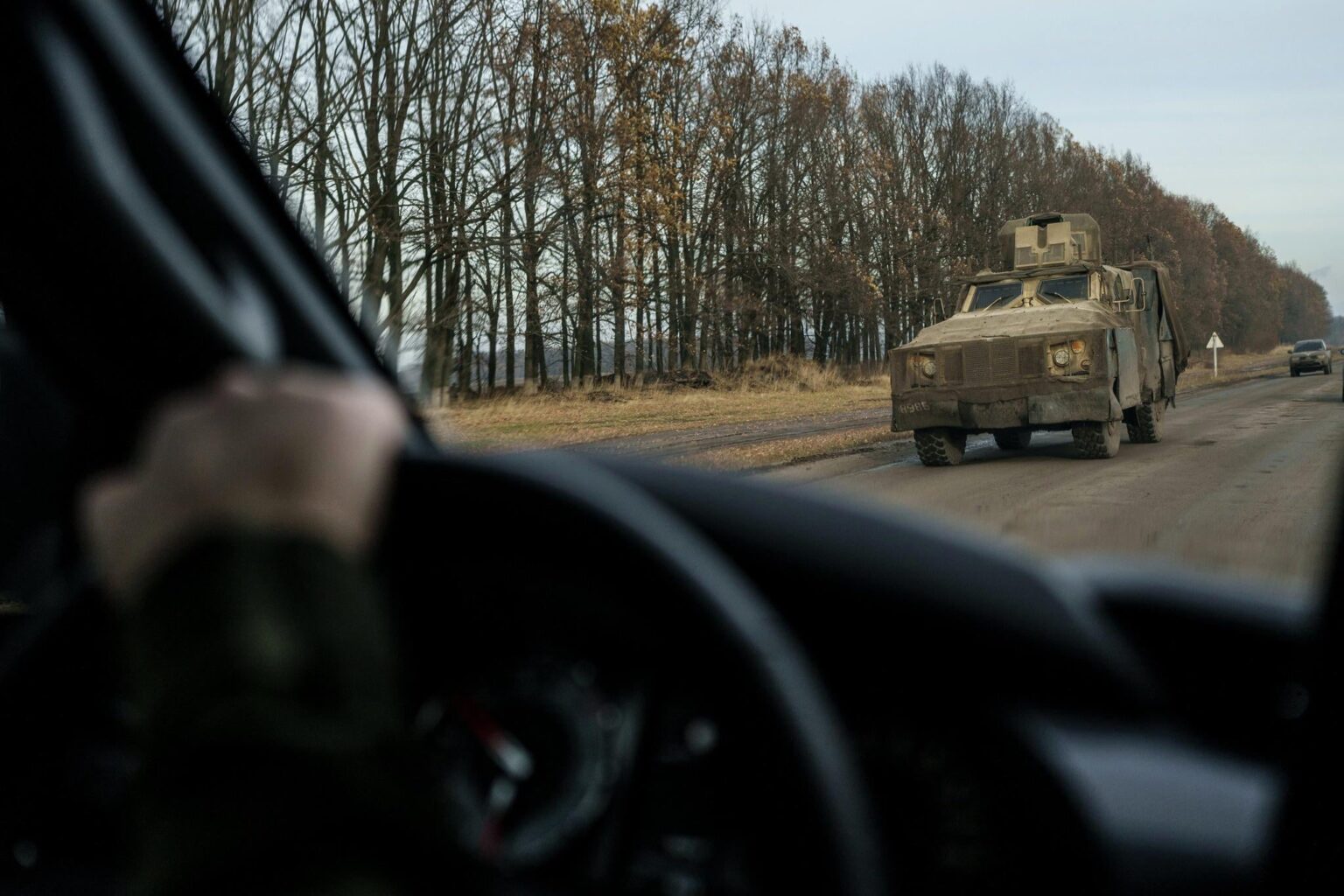 民間の車から見たように、米国が提供したOshkosh M-ATV Mine Resistant Ambush Contected（MRAP）が追加のケージ保護スクリーンで保護されています：ウクライナ軍。