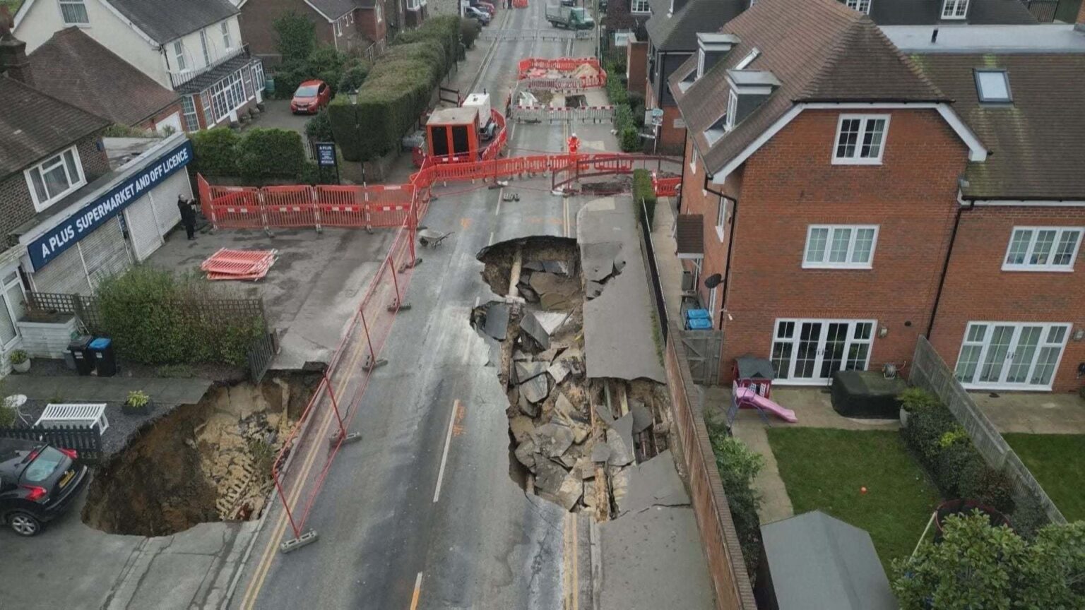 穴は長さ20m 英でも道路陥没