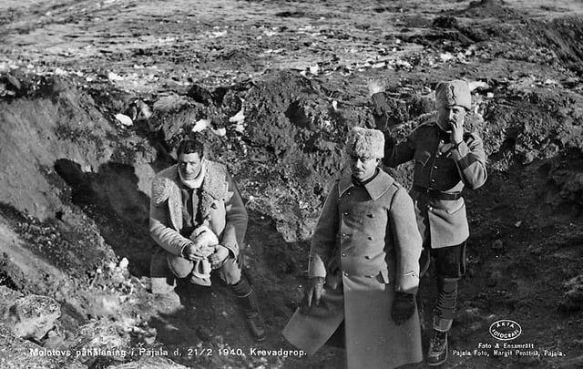 パジャラの爆撃は、1940年2月21日に12:40頃に始まりました。爆弾板に参加したソビエト爆撃機が7人いて、1ピースあたり60〜100キロの間に合計48の爆発物が放出され、数百の火爆弾が出てきました。 SO -Called複数の爆弾から。