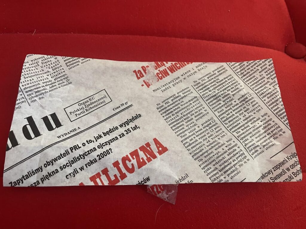 古い新聞を見つける