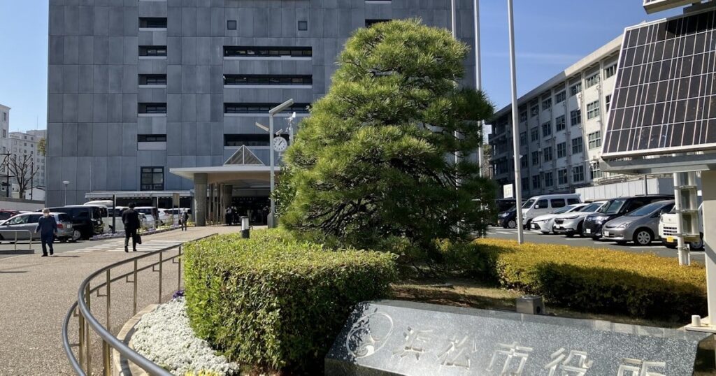 浜松駅近くにエヴァ像が立つ