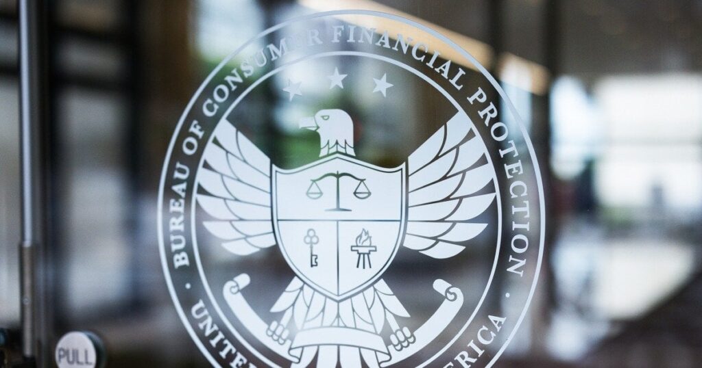 Project 2025共著者は、消費者保護庁で運用を停止します| 「銀行口座、クレジットカード、住宅ローン、または学生ローンがある場合、これはコードレッドです」とエリザベス・ウォーレンは言いました。「私は警報ベルを鳴らしています。」