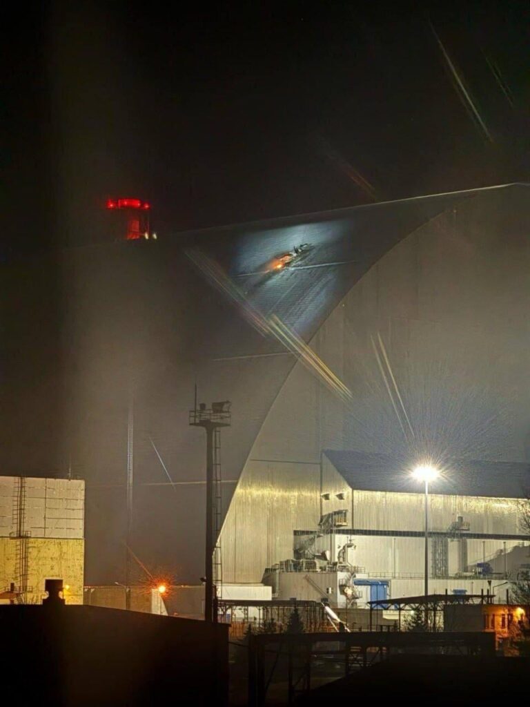 ロシアのシャヘド・カミカゼ・ドローンが保護石coに襲われた後のチェルノブイリ反応器4の写真 -  2025年2月14日