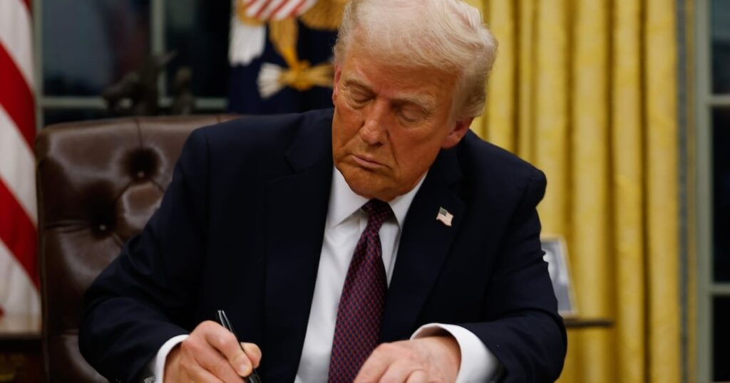 トランプは、学校に性的不正行為の規則を容易にするように命じます