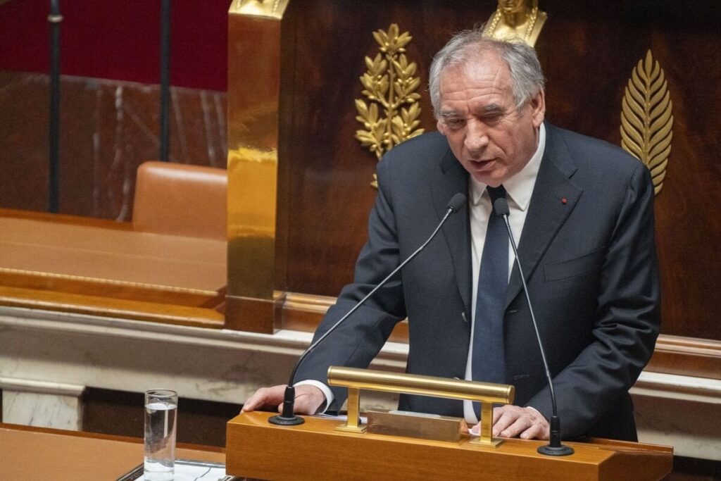 仏首相、予算案を採決なしで強行通過－不信任決議のリスク高まる