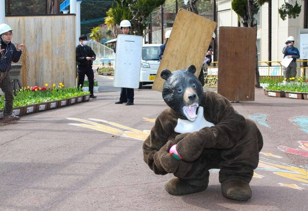 クマが出たぞーー！！