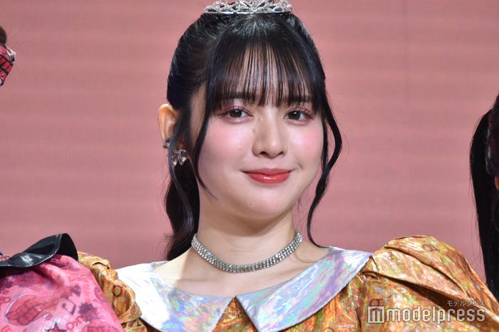 ロングヘアの鎮西寿々歌（C）モデルプレス