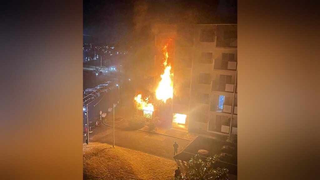 京都の市営団地で火事、７時間燃えて２人死亡・２人意識不明…住民「火が建物から噴き出すように」