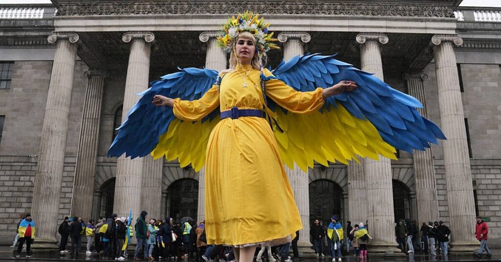 ウクライナ人がロシアの侵略の3周年を迎えるためにダブリンに集まる
