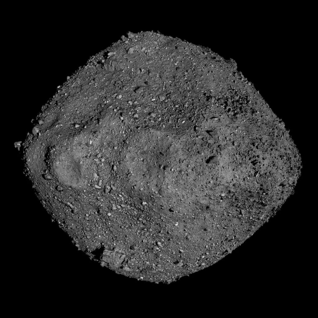 図1: OSIRIS-RExが2年間にわたり撮影した画像を合成したベンヌの全体像。（Credit: Credit: NASA, Goddard & University of Arizona）