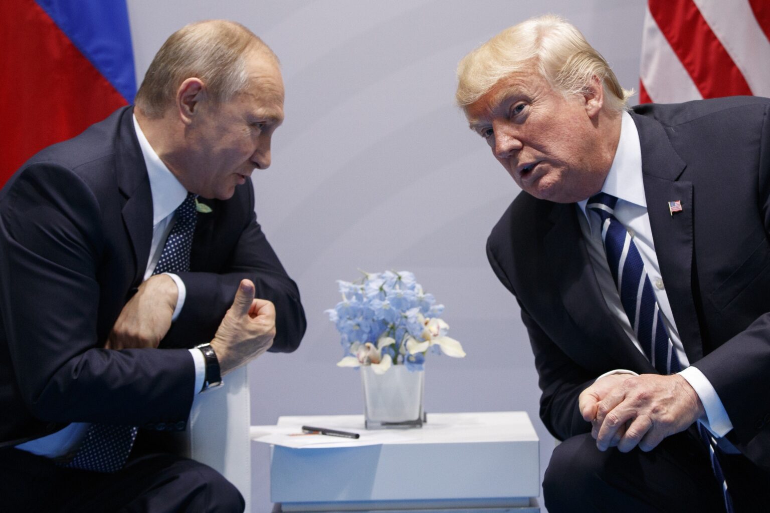 ドナルド・トランプは、ウクライナ戦争を止めることについてウラジミール・プーチンと話をしたと発表した。「彼は人々が死ぬことを見たい」