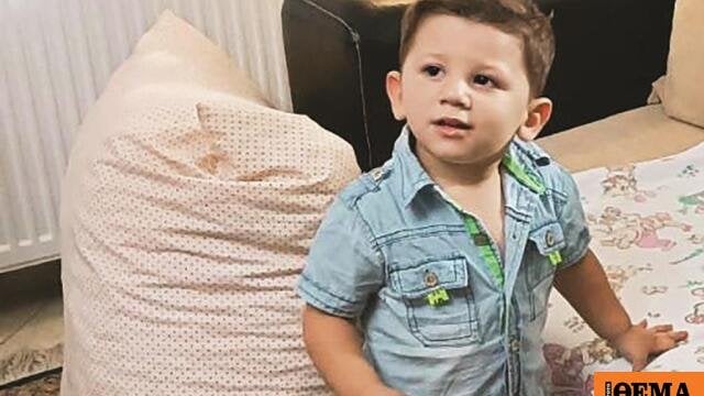 アテネエンジェルの葬儀で - 医師は拷問されたが命を与えた3歳でお辞儀をしました
