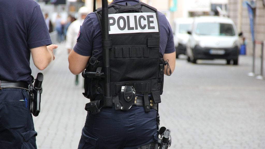 フランス東部のナイフでの攻撃で、1人は死亡し、2人は負傷しました。