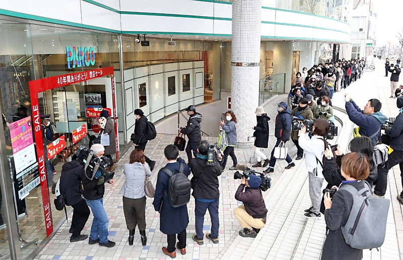 「もう明日にはない」…松本市のパルコに320人の列 最終営業日は開店2時間半前から並ぶ人も - 信濃毎日新聞デジタル