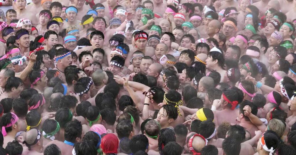 もみ合う裸男が8千人、1200年続く奇祭「はだか祭」女性も2年連続で神事参加 愛知 – 産経ニュース もみ合う裸男が8千人、1200年続く奇祭「はだか祭」女性も2年連続で神事参加 愛知 - 産経ニュース