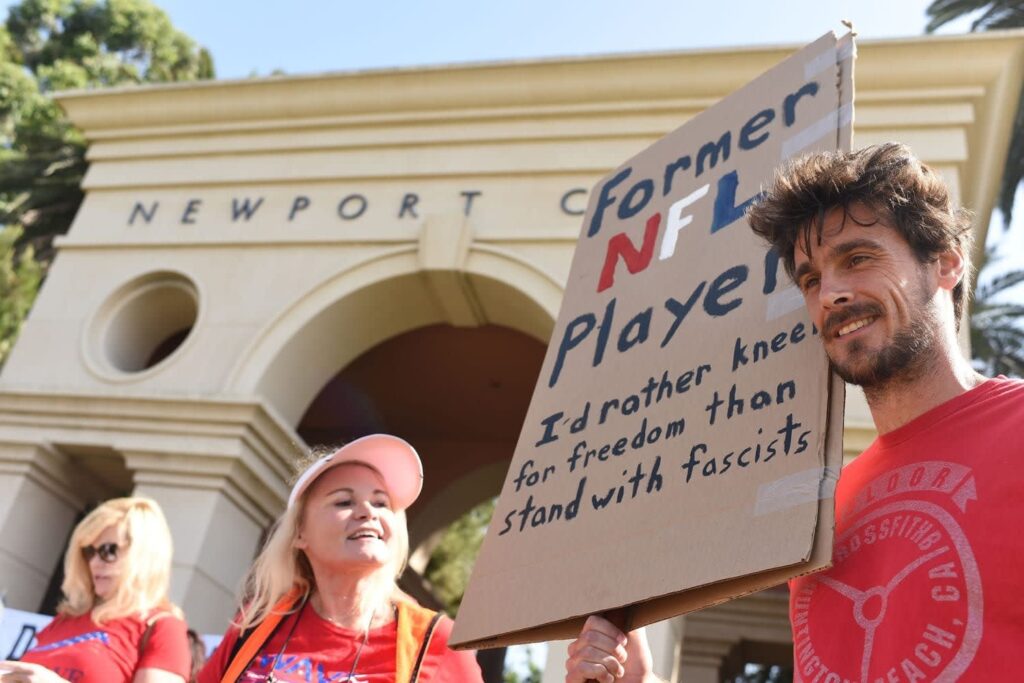 カリフォルニア州での市議会会議でマガを「ナチス運動」と呼んだ後に逮捕された元NFLパンター。
