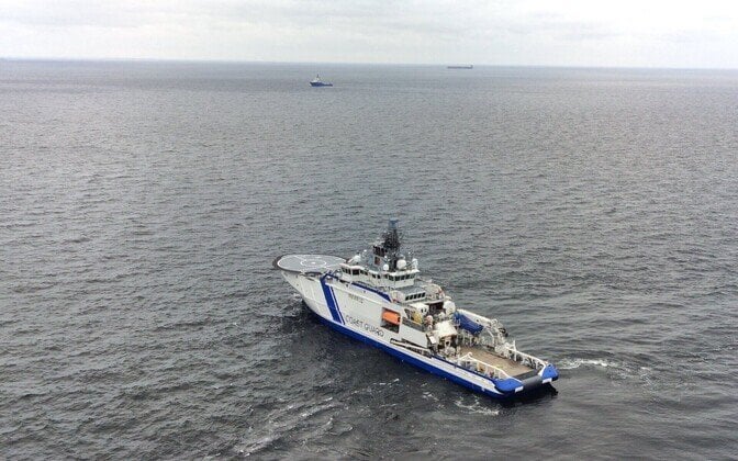 フィンランドの経済水域では、ロシアの潜水艦ケーブルが前日に壊れました。イーグルは、フィンランド湾のフィンランドとエストニアの間のエストリンク2の電気接続で壊れました）。フィンランド中央刑事警察の長であるリスト・ロヒは、ロシアのケーブルがイーグルSによって壊れたかどうかについてコメントしたくありませんでした。