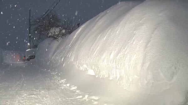 除雪された4mの雪の壁から性別不明の遺体 激しい損傷 90代の女性が行方不明 付近を捜していた警察官が発見 身元の確認進める 長野県飯山市