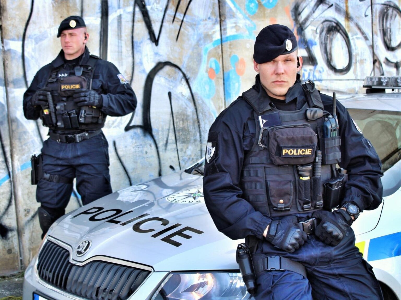 チェコのほとんどの警察官が重い戦術用具を着ているのに、標準的なユニフォームを着ているのはなぜですか？
