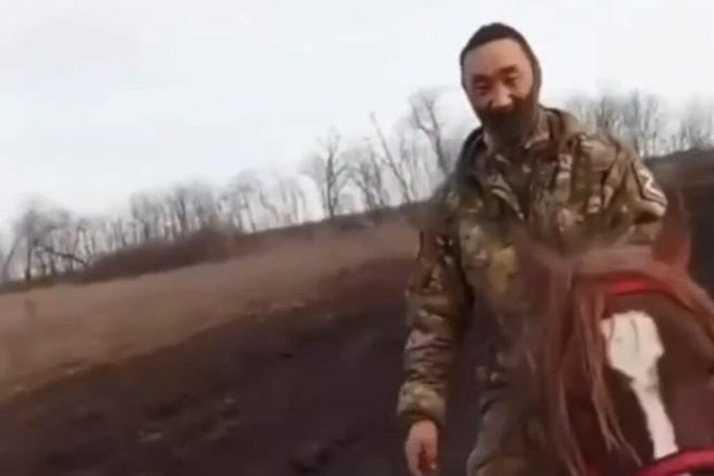 15,000台の車両を失った後、ロシア軍の一部が馬に乗っています