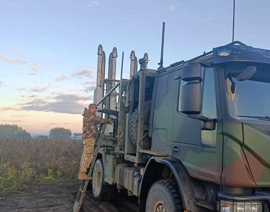 Iveco 4×4シャーシに統合されたウクライナのIRIS-T SLS