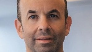 デンマークの税務当局は、ビジネスマンの会社を道徳的に甘やかされ、不正に呼びました。今、ドナルド・トランプは彼をアドバイザーとして任命しました