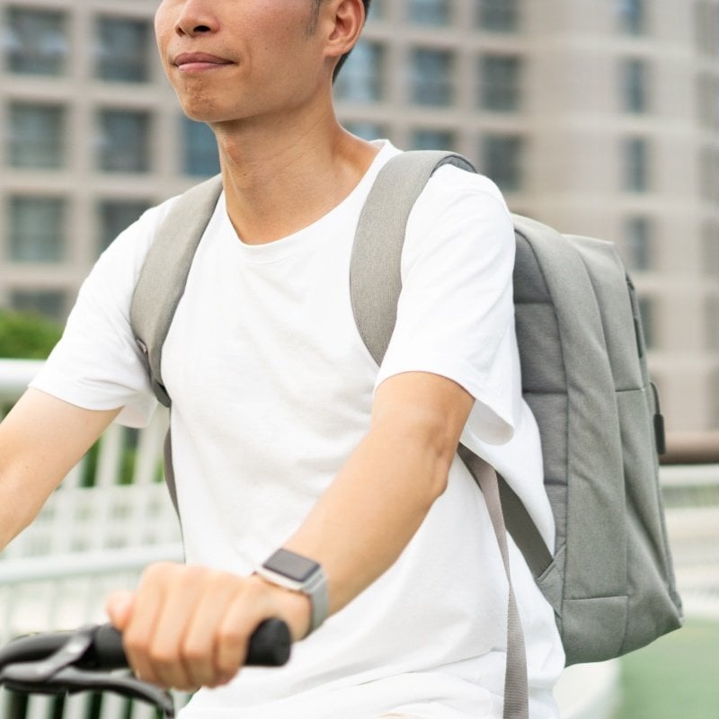 「ダサいオジサンの原因は、ほとんどバッグ！」だって？　典型的な中年ファッションは、いったい何が "ダメ" なのか？