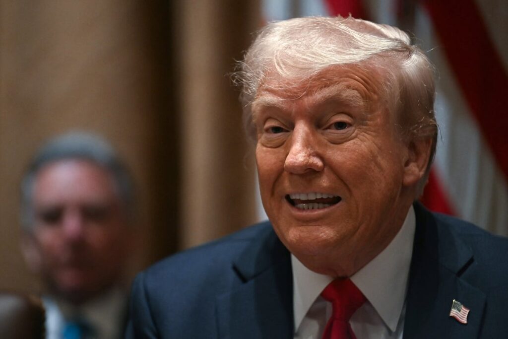 ホットマイクキャッチトランプは、フォックスニュースレポーターにキャビネット会議が「信じられないほど」だと言うように促します