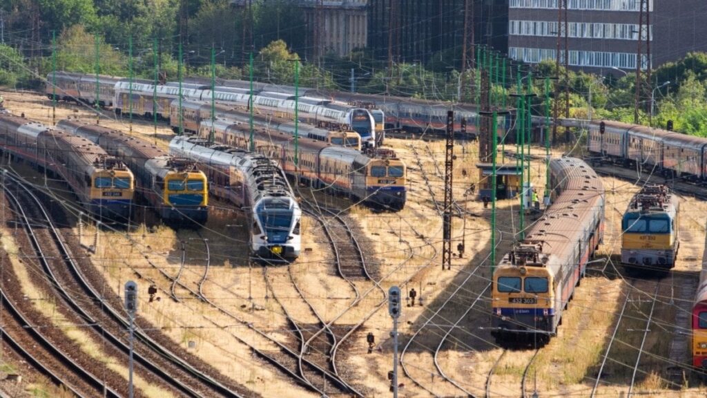 閉じる - 政府のビジネスサークルは鉄道駅に衝突します