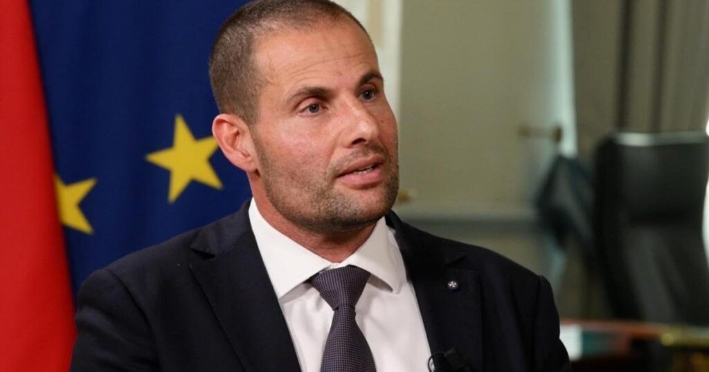 ロバート・アベラは、マルタが防衛支出を増やすことを望んでいます