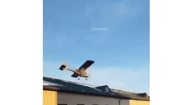 ウクライナの再利用可能なドローン爆撃機は550ポンドの爆弾で1,200マイルを飛ぶ