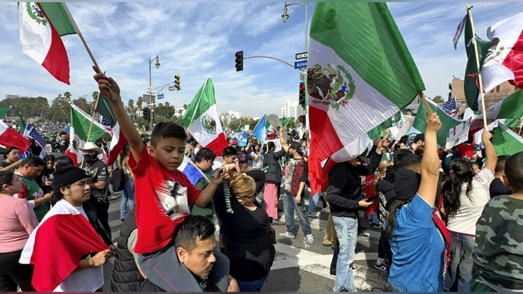 出身国の国旗掲げ出勤拒否、ロスで「移民のいない日」…トランプ政権の取り締まり強化受け抗議活動 : 読売新聞