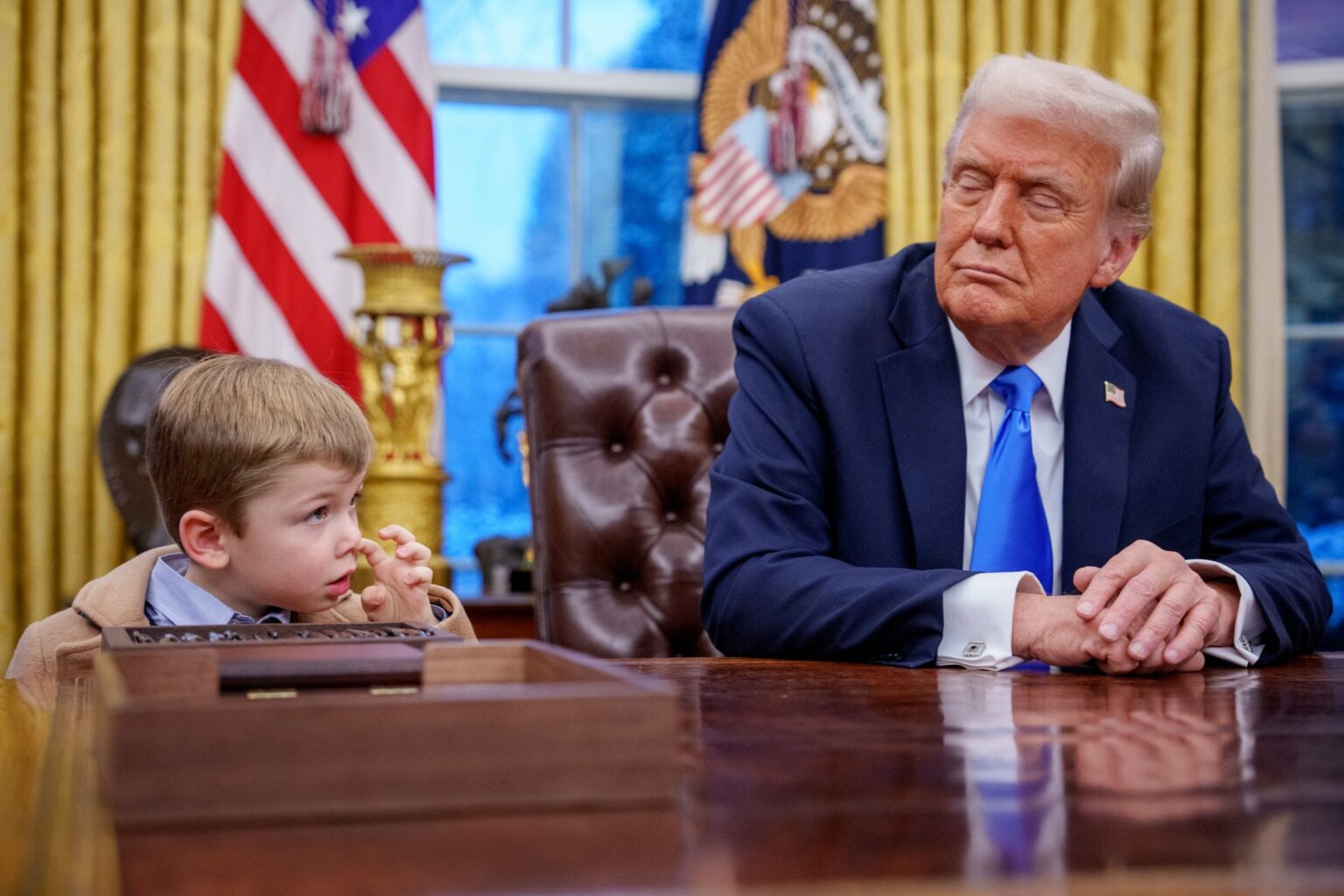 楕円形のオフィスミーティング中に「シュシュ」トランプに現れるイーロンマスクの息子は、陽気な反応を引き出します：「これはリアルタイムで起こっているSNLスキットです」