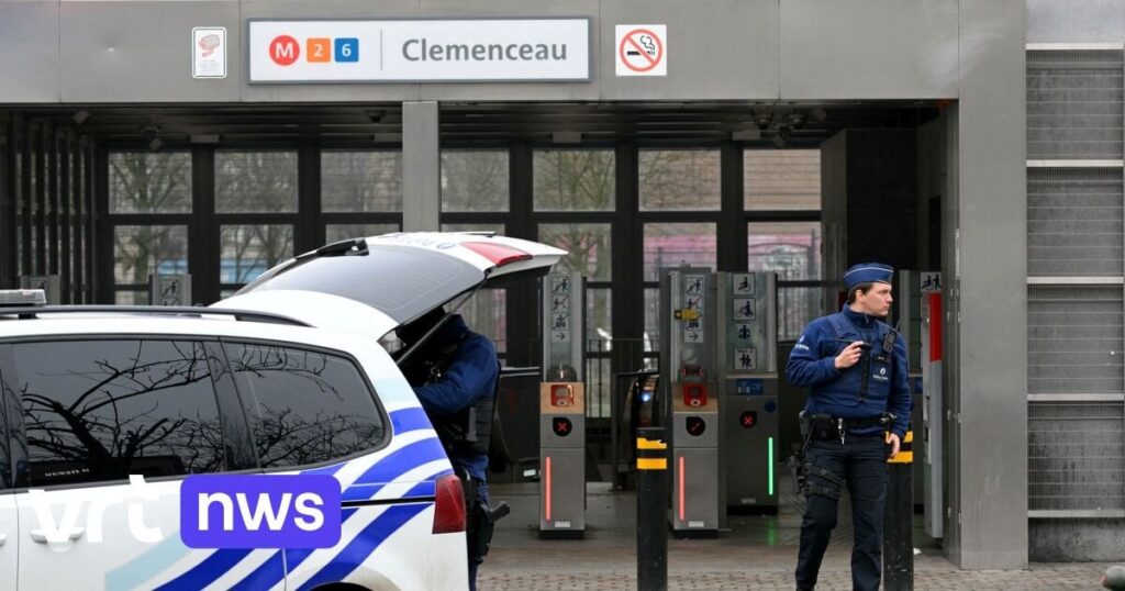 アンデルレヒトのクレメンコーメトロ駅で警察から離れた武装した男の飛行
